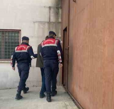 Aranan 2 hükümlü yakayı ele verdi