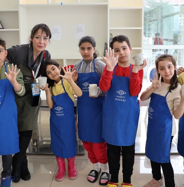 Atölye etkinlikleriyle hayata tutunuyorlar