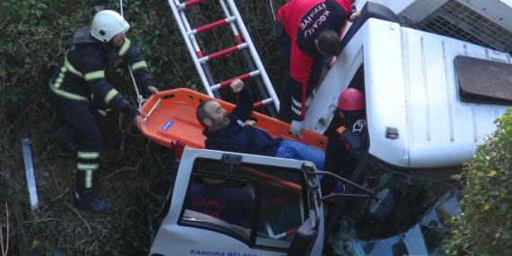 Çöp kamyonu uçurumda asılı kaldı: 3 yaralı