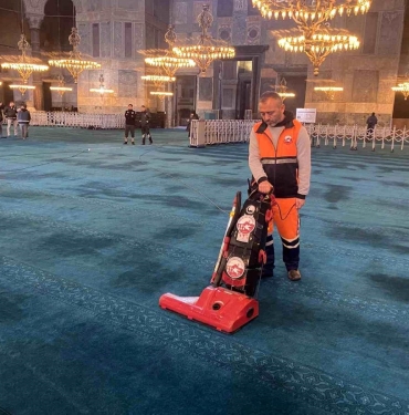 ayasofya-cami-ramazan-ayi-oncesi-gul-suyu-ile-15711330_amp