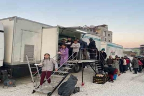 Aynı sofrada yüzlerce depremzedenin sıcak yemek ihtiyacını karşılıyorlar