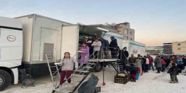 Aynı sofrada yüzlerce depremzedenin sıcak yemek ihtiyacını karşılıyorlar