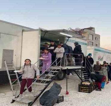 Aynı sofrada yüzlerce depremzedenin sıcak yemek ihtiyacını karşılıyorlar