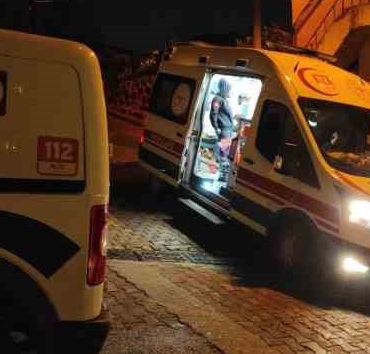 Babasına öfkelendi, yumruk attığı cam elini kesti