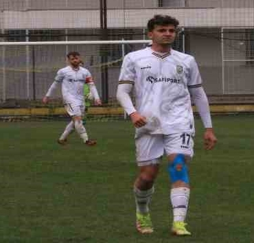 Babasının satın aldığı kulüpte profesyonel oldu, ilk maçına çıktı