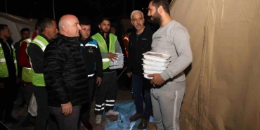 baskan-biyik-ilk-sahuru-depremzedelerle-yapti-15716421_amp