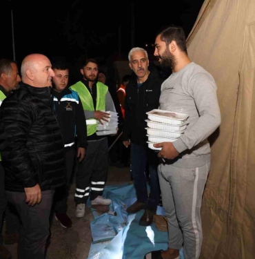 baskan-biyik-ilk-sahuru-depremzedelerle-yapti-15716421_amp