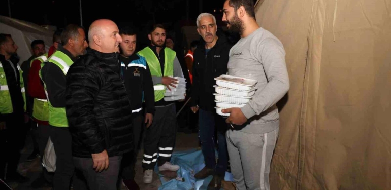 baskan-biyik-ilk-sahuru-depremzedelerle-yapti-15716421_amp