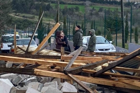Borç alarak yaptırdığı çatısı uçtu, dakikalarca gözyaşı döktü