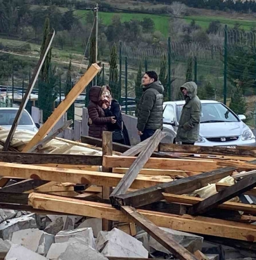 Borç alarak yaptırdığı çatısı uçtu, dakikalarca gözyaşı döktü