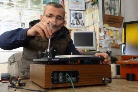 Bozuk radyoyu tamir ederek başlamıştı, mahallesinde dükkan sahibi oldu