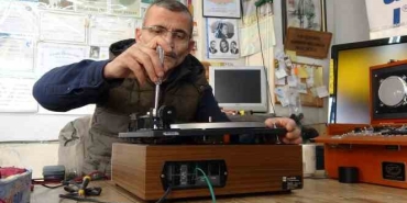 Bozuk radyoyu tamir ederek başlamıştı, mahallesinde dükkan sahibi oldu