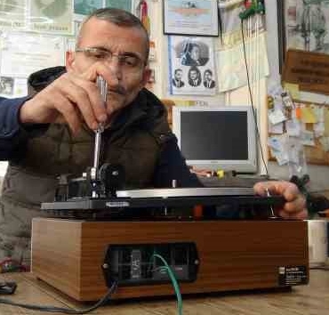 Bozuk radyoyu tamir ederek başlamıştı, mahallesinde dükkan sahibi oldu