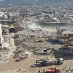 buyuksehir-hatay-da-agir-hasarli-51-binanin-yikimini-gerceklestirdi