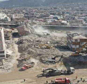 Büyükşehir, Hatay'da ağır hasarlı 51 binanın yıkımını gerçekleştirdi