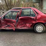 carpisan-otomobillerden-biri-duvara-carparak-durabildi-1-yarali
