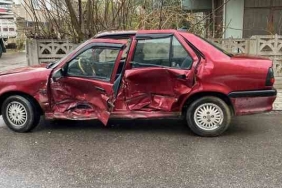 Çarpışan otomobillerden biri duvara çarparak durabildi: 1 yaralı