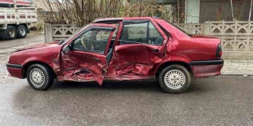 Çarpışan otomobillerden biri duvara çarparak durabildi: 1 yaralı