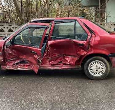 Çarpışan otomobillerden biri duvara çarparak durabildi: 1 yaralı