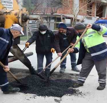 Çayırova'da asfalt yama çalışması