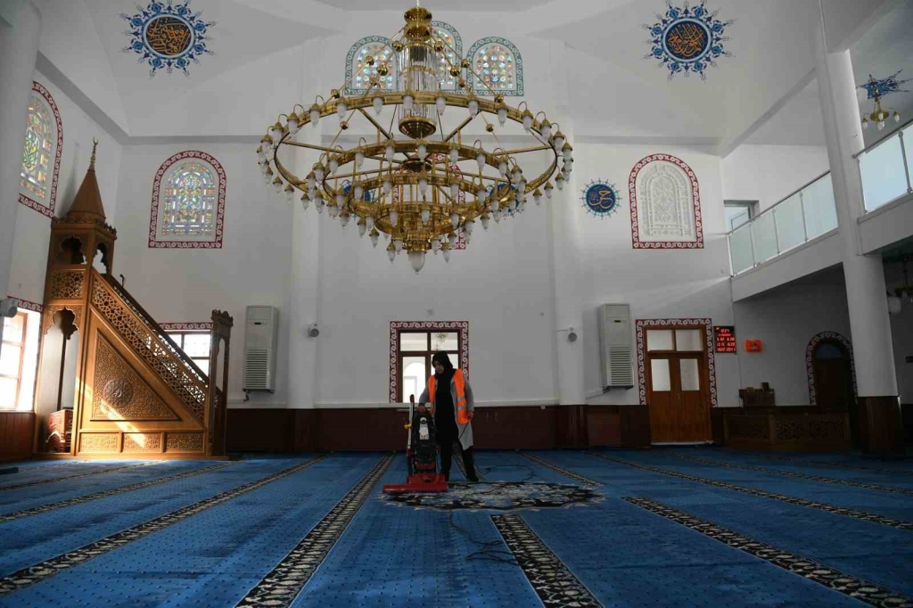 Çayırova ’da camiler Ramazan ayına hazır