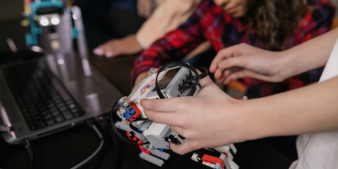 cocuklar-robotik-kodlama-ile-geleceklerini-insa-ediyor_9bbbf98