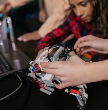 cocuklar-robotik-kodlama-ile-geleceklerini-insa-ediyor_9bbbf98