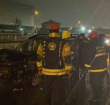 D-100'de bariyere çarpan hafif ticari aracın sürücüsü yaralandı