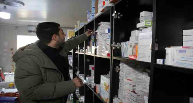 Defne'deki sahra eczanesinde depremzedelerin ilaç ihtiyacı karşılanıyor
