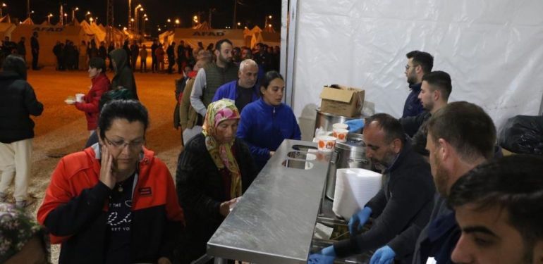 Deprem bölgesi Hatay ’da ilk sahur çadırlarda yapıldı