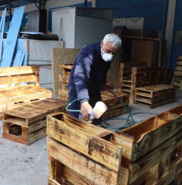 Deprem bölgesi için mobilya üretiyorlar