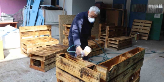 Deprem bölgesi için mobilya üretiyorlar