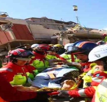 Depremde 56 kişiyi sağ çıkaran ekip Zeynep'i unutamıyor