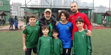 depremin-yaralarini-futbolla-sarmaya-calisiyorlar