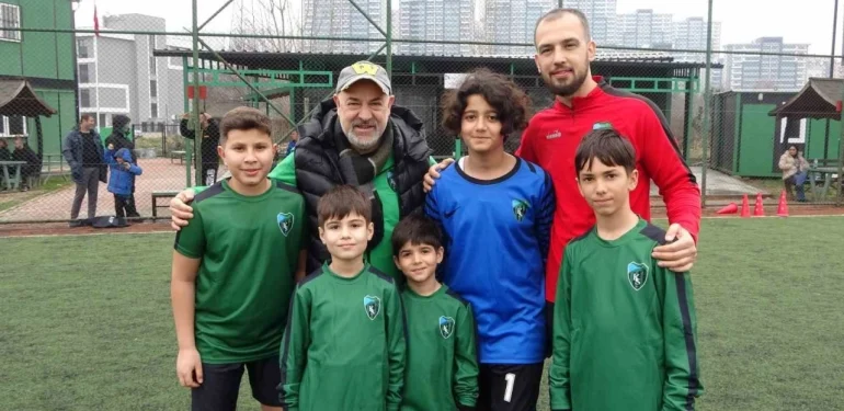 depremin-yaralarini-futbolla-sarmaya-calisiyorlar