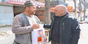 Depremzede genç yeni test kitaplarına kavuştu