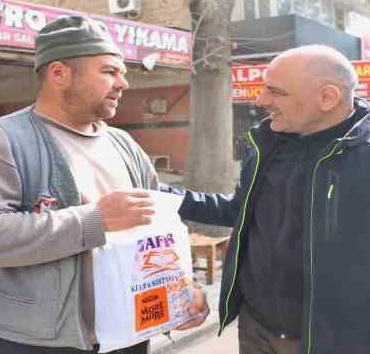 Depremzede genç yeni test kitaplarına kavuştu