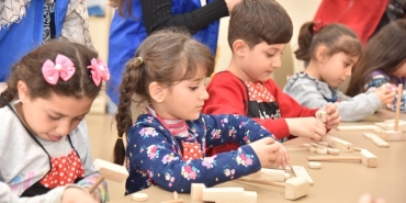 Depremzede minikler hem öğreniyor hem de eğleniyor