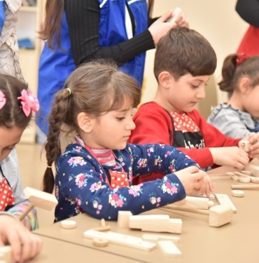 Depremzede minikler hem öğreniyor hem de eğleniyor