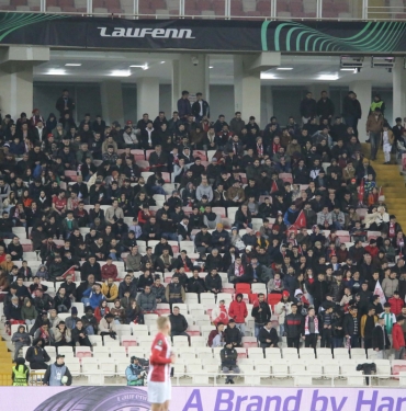 Depremzedeler Sivasspor-Fiorentina maçını ücretsiz izledi