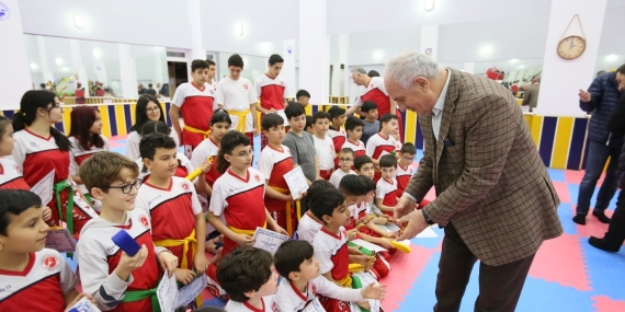 Derince ’de kick boksçular kuşak sevinci yaşadı
