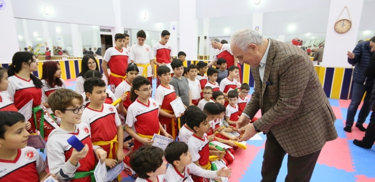 Derince ’de kick boksçular kuşak sevinci yaşadı
