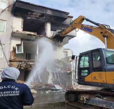 Doğalgaz patlamasında ağır hasar alan binanın yıkımı tamamlandı