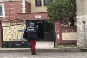 Eve gelince annesinin cansız bedeniyle karşılaştı