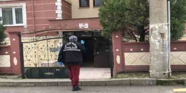Eve gelince annesinin cansız bedeniyle karşılaştı