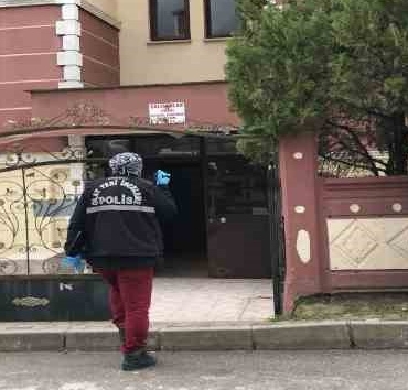 Eve gelince annesinin cansız bedeniyle karşılaştı