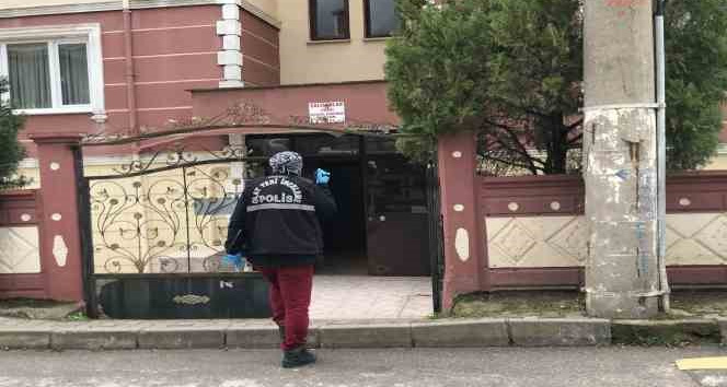 Eve gelince annesinin cansız bedeniyle karşılaştı