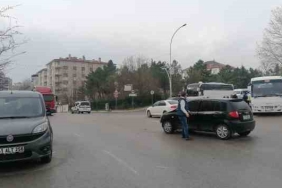 Gebze'de otomobil ile hafif ticari araç çarpıştı: 1 yaralı