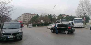 Gebze'de otomobil ile hafif ticari araç çarpıştı: 1 yaralı