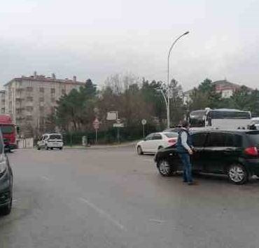 Gebze'de otomobil ile hafif ticari araç çarpıştı: 1 yaralı